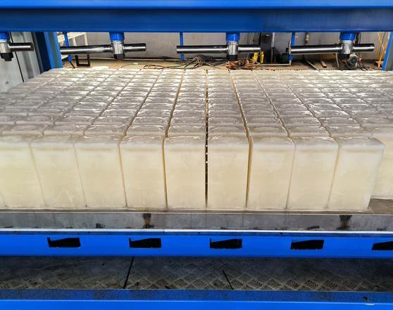 制冰機(jī)內(nèi)部部件的污染或故障，影響了制冰機(jī)的工作效率